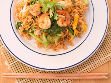 Anlık erişte karides ateş.