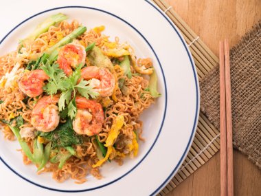 Anlık erişte karides ateş.