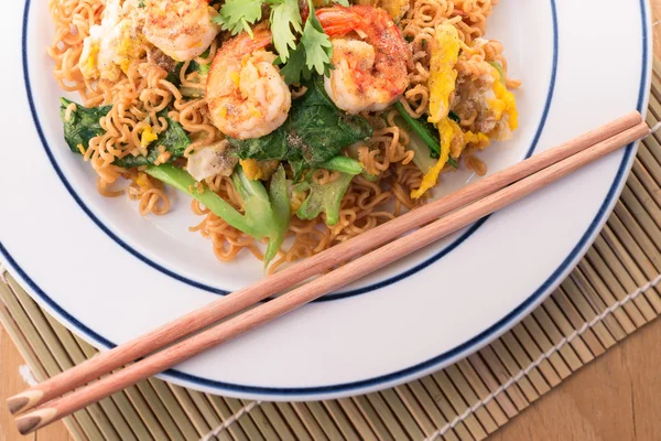 Anlık erişte karides ateş.