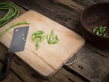 Natürmort yardlong fasulye dilim doğrama tahtası ahşap üzerine.