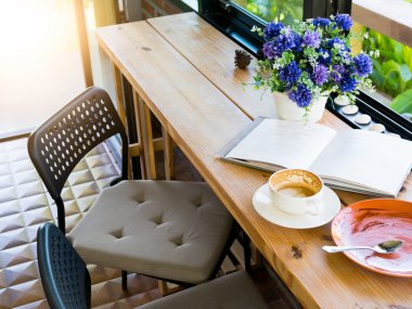 Boş kahve fincanı ve içki kahve ve kek zekâ sonra boş levha