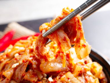 Kore yemeği, siyah tabakta lahana turşusu koyu arka planda..