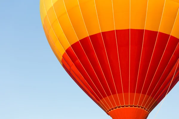 Färgrik varmluftsballong på himlen. — Stockfoto