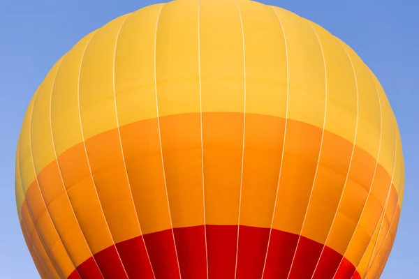 Globo de aire caliente colorido en el cielo. — Foto de Stock