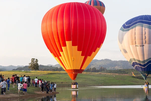 CHIANGRAI, TAILANDIA - 29 NOV 2015: Granja de globos aerostáticos festiva — Foto de Stock