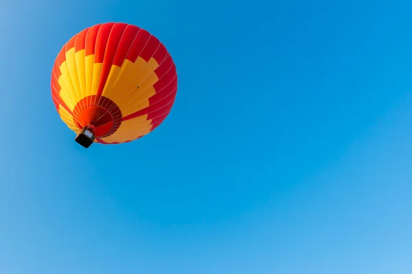 多彩的热气球在天空中. — 图库照片