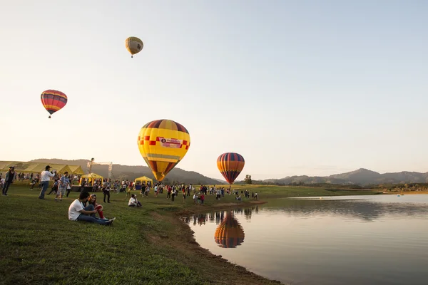 CHIANGRAI, TAILANDIA - 29 NOV 2015: Granja de globos aerostáticos festiva — Foto de Stock