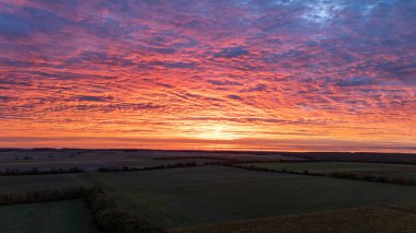 Gün batımında Bulutla Dolu Gökyüzü Altında Üzüm bağları ve Kırsal Araziler