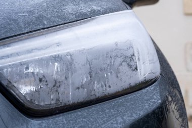 Donmuş araba farı kışın soğuğuyla kaplı.