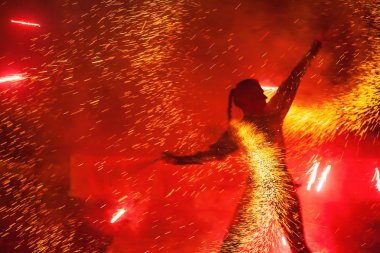 Geceleyin ateş gösterisi