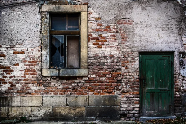 Старая кирпичная стена с дверным окном - ретро 7 — стоковое фото