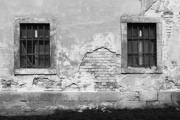 Vieux mur endommagé avec fenêtres barrées 4 — Photo