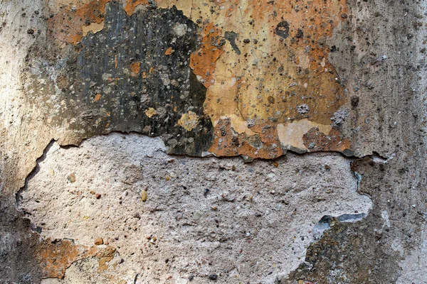 Vecchia parete con intonaco policromatico danneggiato - sfondo — Foto Stock
