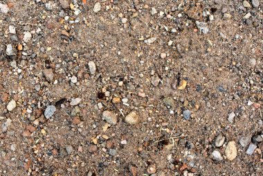 toprak yüzeyine küçük taşlarla 18