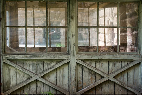 Régi, fából készült, ablakos fal — Stock Fotó