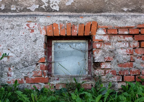 Старая стена с окном — стоковое фото