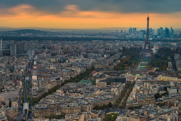 Torre Eiffel Vista aérea desde el mirador de Montparnasse durante la puesta del sol — Foto de Stock