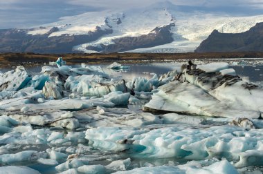 Jokulsarlon buzul Lagoon, buz küpleri ile kar dağ arka plan