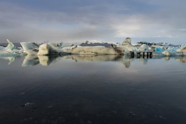 Reflektion av isbitar på Glaciärlagunen Glacier Lagoon Island — Stockfoto