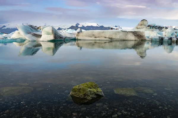 Reflektion av isbitar med moss rock förgrunden på Glaciärlagunen Glacier Lagoon Island — Stockfoto
