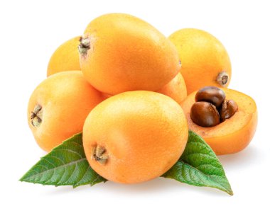 Beyaz arka planda yeşil yapraklı olgun loquats meyveleri.