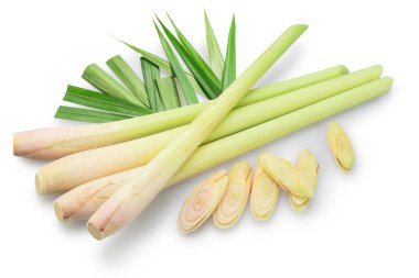 Taze limon otu ya da Cymbopogon otları beyaz arka planda izole edilmiş saplar ve dilimler. Yollar kırpılıyor.