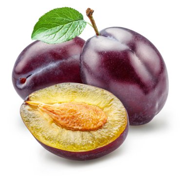 Beyaz arka planda yeşil yapraklı olgun erik erikleri. Kesme yolu.