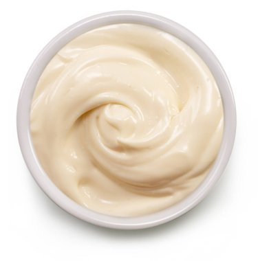 Beyaz arka planda beyaz kasede ev yapımı mayonez, üst manzara. Dosya kırpma yolu içeriyor.