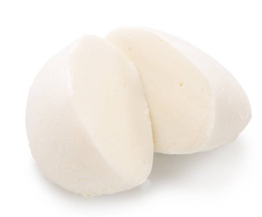 Beyaz arka planda ikiye bölünmüş mozzarella peyniri topu. Dosya kırpma yolu içeriyor.