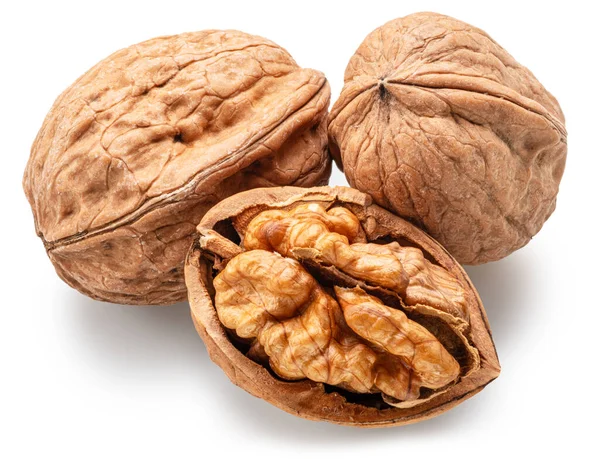 Tam ceviz ve içinde çekirdek olan bölünmüş ceviz beyaz arka planda izole edilmiş. Kesme yolu.