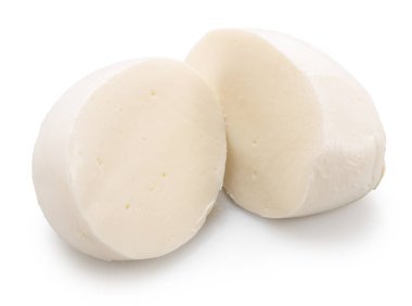 Beyaz arka planda ikiye bölünmüş mozzarella peyniri topu. Dosya kırpma yolu içeriyor.