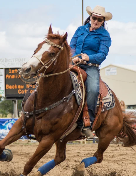 Barrel Racing cowgirl — Stockfoto