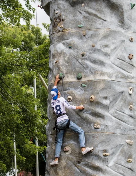 Rock Climbing Teen — Stock Photo, Image