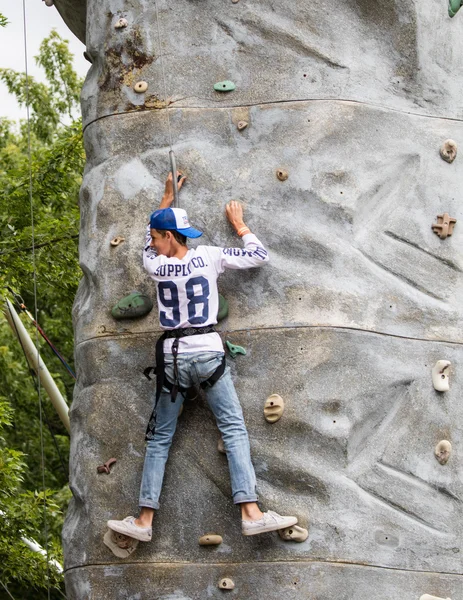 Rock Climbing Teen — Stock Photo, Image