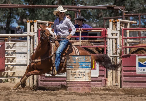 Barile equitazione cowgirl — Foto Stock