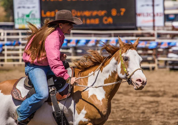 Rodeo Cowgirl jazdy ciężko — Zdjęcie stockowe
