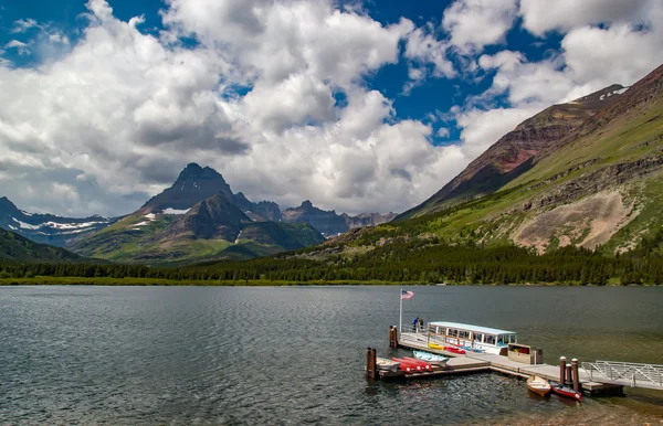 Lago Swiftcurrent no Parque Nacional Glacier — Fotografia de Stock