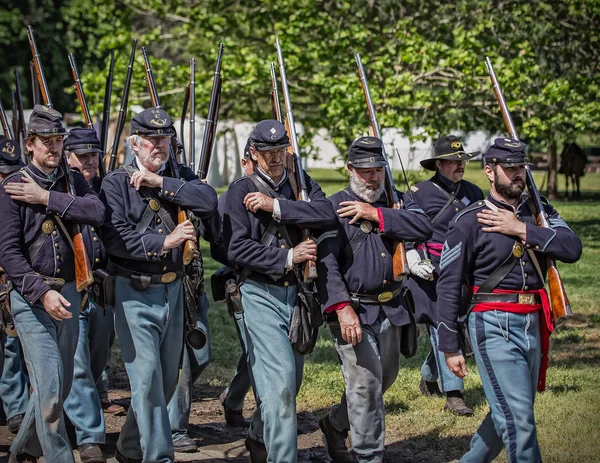Soldados de la Unión que vienen a la batalla —  Fotos de Stock