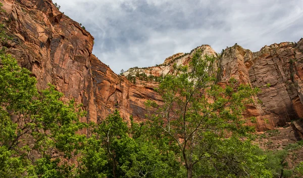 Kanyon duvarları ve Cliff yüzler — Stok fotoğraf