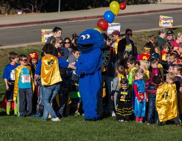 Cookie Monster et les jeunes héros — Photo