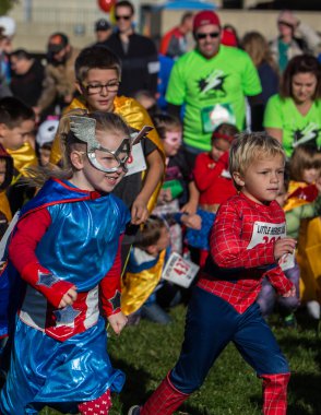 Süper kahramanlar yarışı bitirmek için