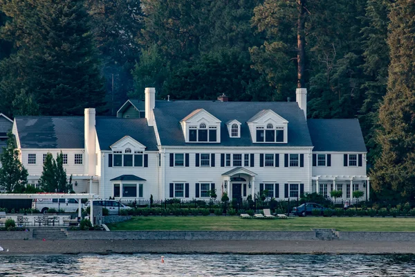 Розкішний будинок на озері — стокове фото