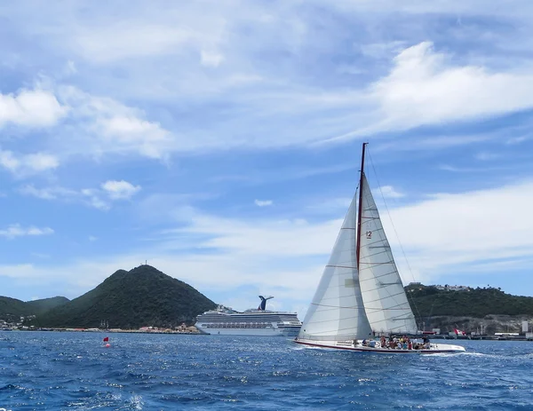 Sailing off St. Maarten — Stock Photo, Image