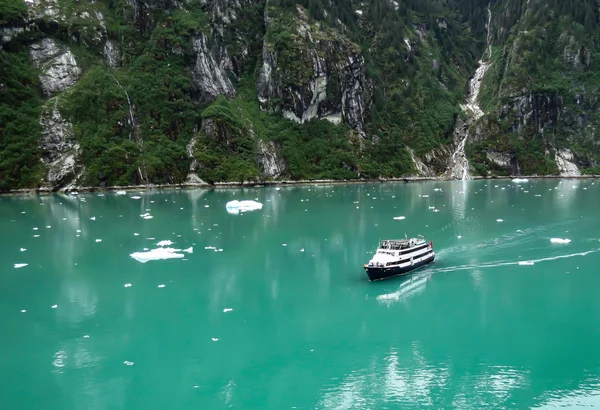 Bateau de croisière à Tracy Arm, Alaska — Photo