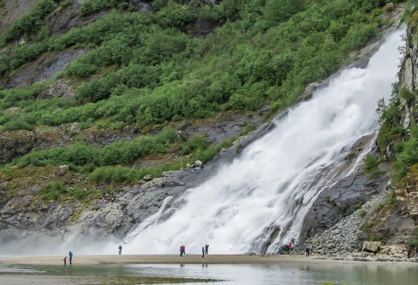 Wodospad w Mendenhall Glacier — Zdjęcie stockowe