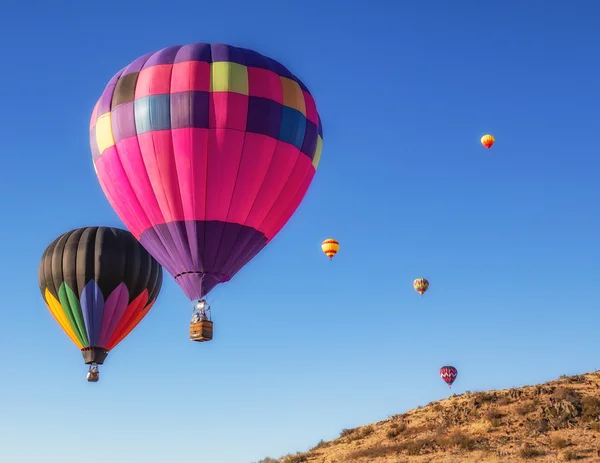 Hete lucht ballonnen en Falg — Stockfoto