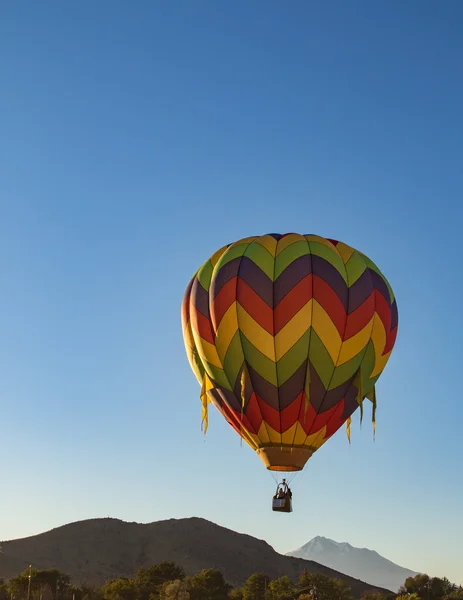 Heißluftballons und Falg — Stockfoto