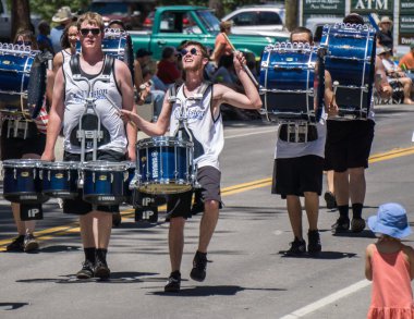 Sahne sanatları resmi geçit öngörülüyor