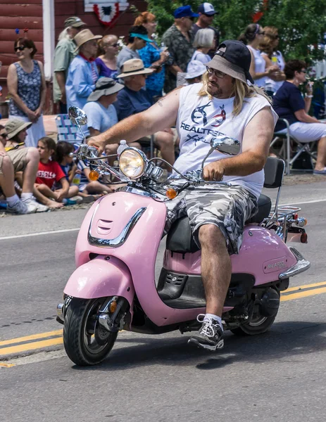 Рожевий Motor Scooter байкер — стокове фото