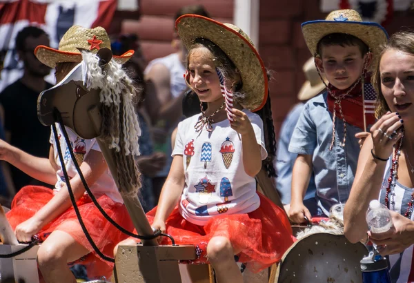 Niños montando balanceo balanceo Caballos — Foto de Stock